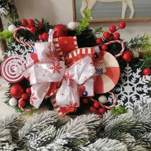 Weihnachts-Hänge-Tannenbaum mit roten Zuckerstangen und festlicher Schleife als Wanddeko