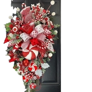 Weihnachtlicher umgekehrter Tropfenbaum mit roten Zuckerstangen und weißen Flocken