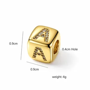 Makro-Detail eines 0,9cm vergoldeten Würfelanhängers mit Zirkon-Buchstabe A für DIY