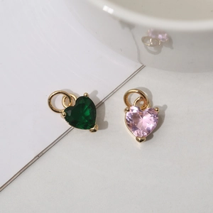Herzanhänger mit 18K Goldbeschichtung, Smaragd- und Rosa-Zirkonsteinen auf weißem Grund