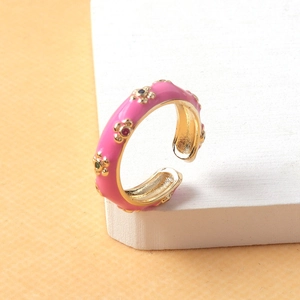 Bague fleur en émail rose de luxe avec zircons colorés sur support géométrique