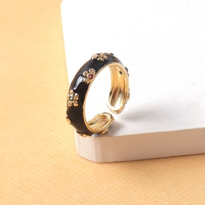 Bague réglable en or luxueuse avec émail noir et zircons de plusieurs couleurs