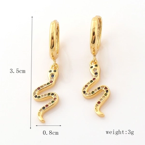Vista dettagliata degli orecchini a serpente placcati oro 18k con zirconi colorati