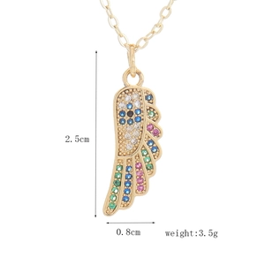 Dettaglio pendente a piuma con zirconi colorati e dimensioni di 2,5 cm di altezza
