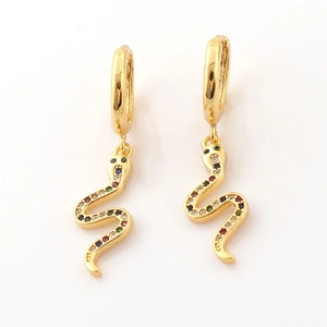 Dettaglio degli orecchini a cerchio a forma di serpente placcati oro con zirconi colorati
