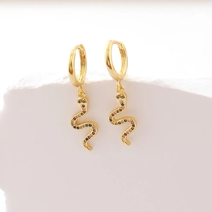 Dettaglio di orecchini a serpente placcati oro 18k con zirconi colorati scintillanti