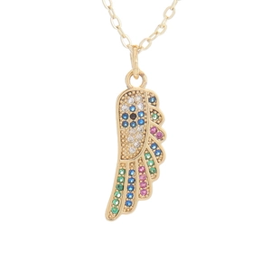 Collana con ciondolo a ala placcata oro con zirconi colorati su sfondo bianco puro