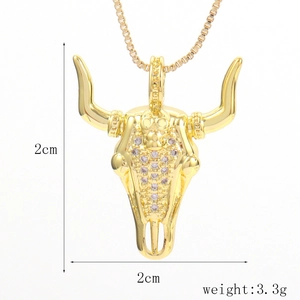 Détail du pendentif tête de taureau doré avec cristal, taille 2cm et poids 3,3g