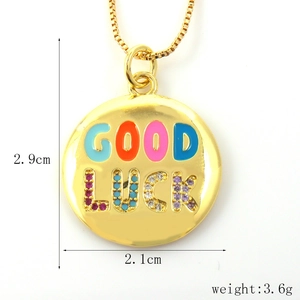 Detalle del collar Good Luck chapado en oro 18k mostrando 2,1 cm de ancho y 2,9 cm de alto