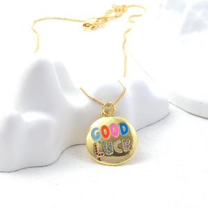 Collar chapado en oro de 18k con colgante GOOD LUCK de esmalte colorido y piedras brillantes