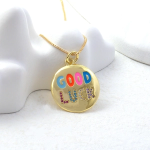 Collar chapado en oro de 18k con colgante Good Luck y piedras de circón de colores
