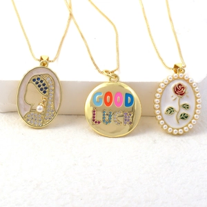 Collar con Colgante de Cobre Chapado en Oro de 18K Vintage para Mujer Rosa de Esmalte Retrato Good Luck Zirconia Perla Artificial Joyería