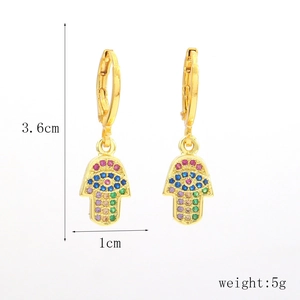 Dettaglio di orecchini Mano di Fatima con zirconi colorati e placcatura in oro da 3,6 cm