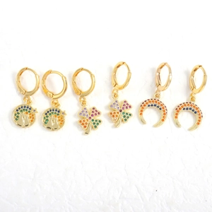 Set di tre paia di orecchini a cerchio dorati con zirconi arcobaleno a forma di gatto e luna