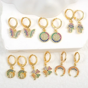 Eleganti orecchini placcati oro con zirconi colorati e ciondoli dalle varie forme