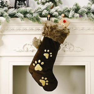 Détail d'une chaussette de Noël en daim marron avec fourrure et pattes de paillettes
