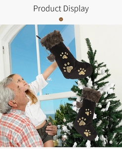 Détail de chaussettes de Noël en velours chocolat avec empreintes de pattes pailletées