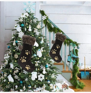 Détail de chaussettes de Noël noires avec empreintes de pattes en paillettes dorées