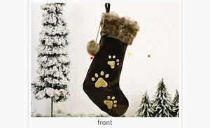 Chaussette de Noël en suédine marron avec bordure en fourrure et empreintes de pattes