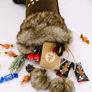 Chaussette de Noël marron en daim avec fausse fourrure grise et sequins dorés