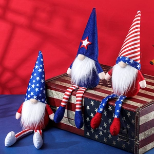 Vue détaillée de trois gnomes du Jour de l'Indépendance avec motifs d'étoiles et rayures