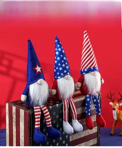 Vue détaillée de trois gnomes patriotiques du jour de l'Indépendance sur une valise