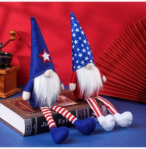 Détail de gnomes du Jour de l'Indépendance avec longues jambes rayées et chapeaux étoilés