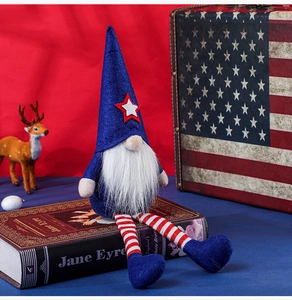 Détail d'un gnome patriotique pour le Jour de l'Indépendance avec étoiles et rayures