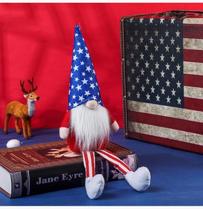 Détail de gnome du 4 juillet avec chapeau étoilé et jambes rayées sur décor vintage