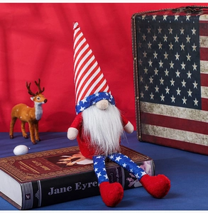 Détail d'un gnome patriote sur des livres avec des motifs du drapeau américain
