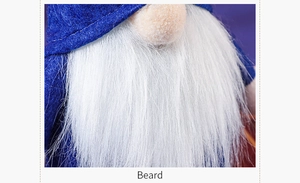 Vue macro de la barbe en fourrure blanche et du chapeau en feutre bleu du nain décoratif