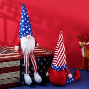 Gnomes de la fête de l'indépendance américaine avec étoiles et rayures sur fond rouge