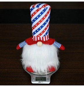 Detailed close-up of the Independence Day gnome showing its weight of 124.4g on a scale