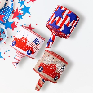 Détail de rubans patriotiques USA avec camions rouges, étoiles et motifs drapeaux