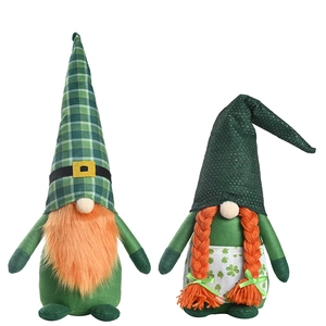 Set de gnomes de la Saint-Patrick en peluche avec motifs trèfle et barbes orange sur fond blanc