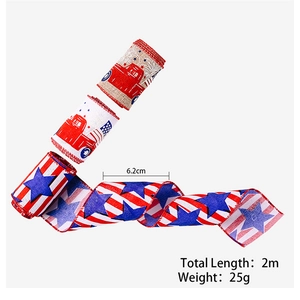 Vue détaillée des rubans Independence Day de 6,2 cm avec motifs de camions et d'étoiles