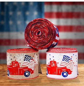 Détail de rubans du 4 juillet avec drapeaux US et camions vintage pour décorations