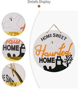 Detail van rond houten Halloween bord met opdruk van spoken en een spookhuis erop