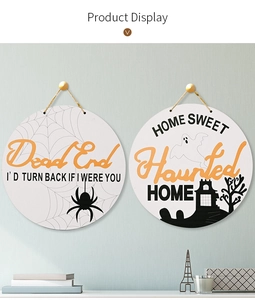 Detail van ronde houten Halloween deurborden met Dead End en Haunted Home prints