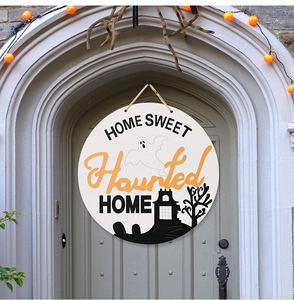 Halloween houten deurhanger met Haunted Home Sweet Home tekst op stenen boog