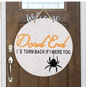 Detail van houten Halloween bord Dead End met spinnenwebpatroon op een rustieke deur