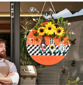 Détail du panneau de porte en bois Hello Pumpkin avec tournesols et gnomes décoratifs