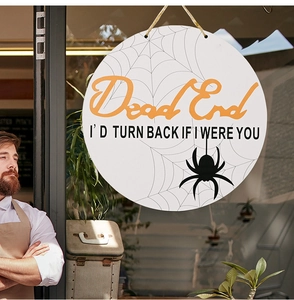 Detail van Halloween houten deurbord met spin en spinnenweb patroon op glasdeur