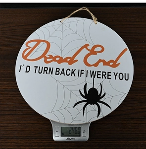 Halloween houten deurbord weegt 246g op een digitale weegschaal voor verzending