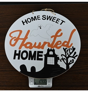 Detailweergave van Halloween houten bord op weegschaal met gewicht van circa 249,5 g