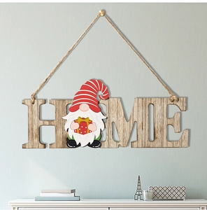 Detailaufnahme der Holz-Wanddeko HOME mit Zwerg-Motiv an einer hellblauen Wand
