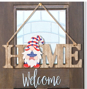 Detail der Holzschild HOME mit US-Flaggen-Gnom und Welcome-Schriftzug an der Haustür