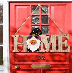 Nahaufnahme vom HOME Türschild aus Holz mit Halloween-Zwerg an einer roten Tür
