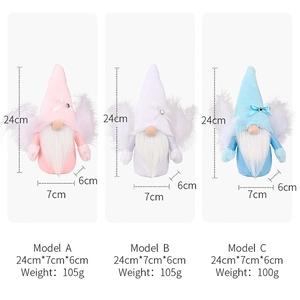 Tres gnomos navideños de colores con alas de plumas y dimensiones de tamaño detalladas