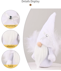 Detalle de gnomo de Navidad blanco de felpa con alas de pluma y lazo de cinta brillante